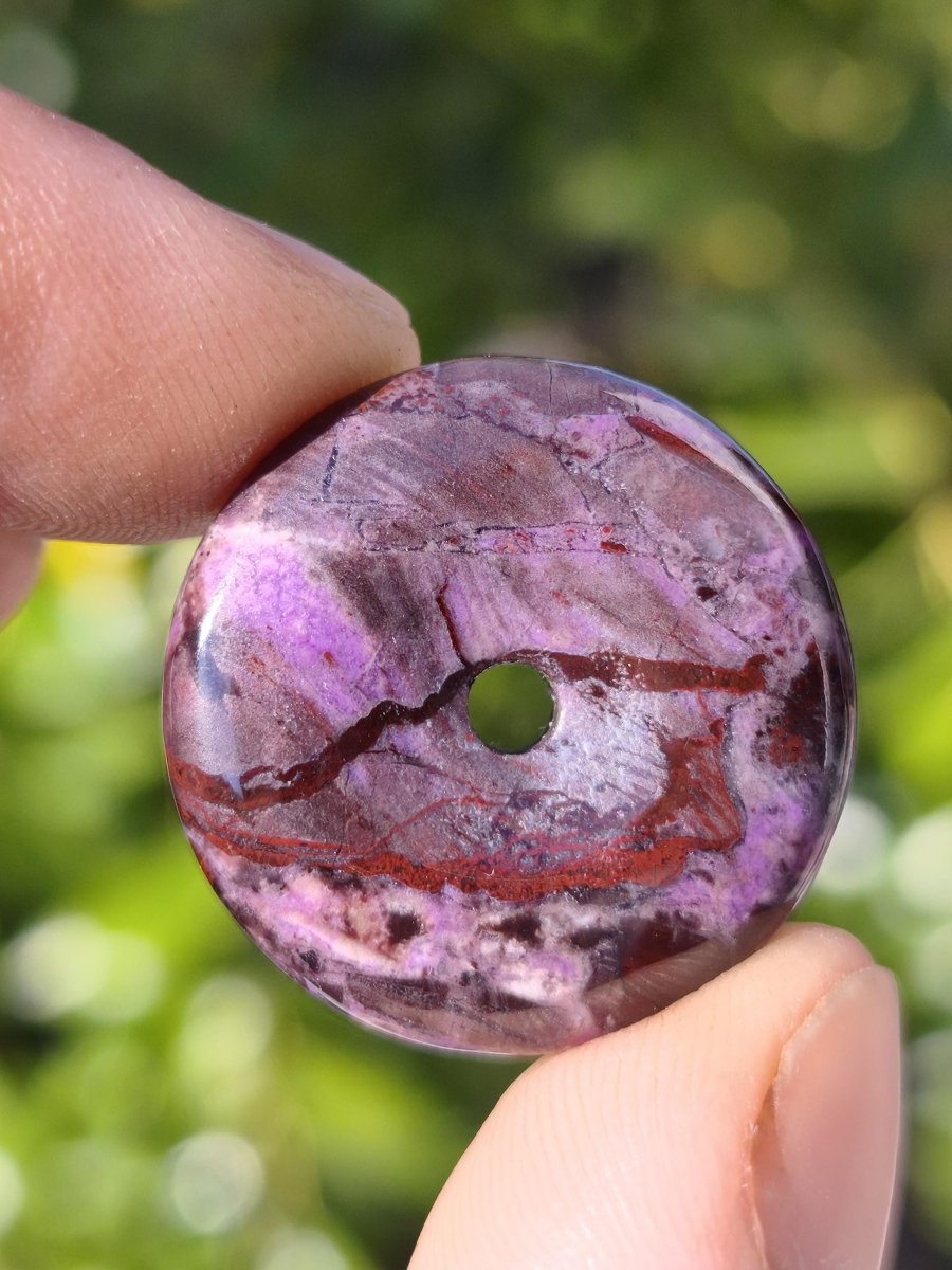 Sugilith Bustamit Kette Donut Edelstein Anhänger Kristall Heilstein Rarität selten Sammler Mineral lila rund Geschenk Mann Frau Er Sie Rar - Art of Nature Berlin