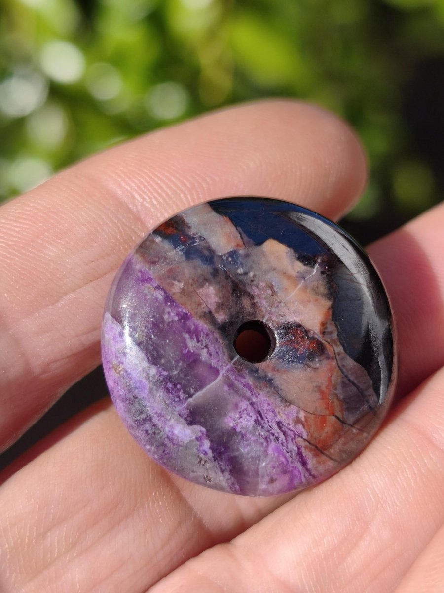 Sugilith Bustamit Kette Donut Edelstein Anhänger Kristall Heilstein Rarität selten Sammler Mineral lila rund Geschenk Mann Frau Er Sie Rar - Art of Nature Berlin