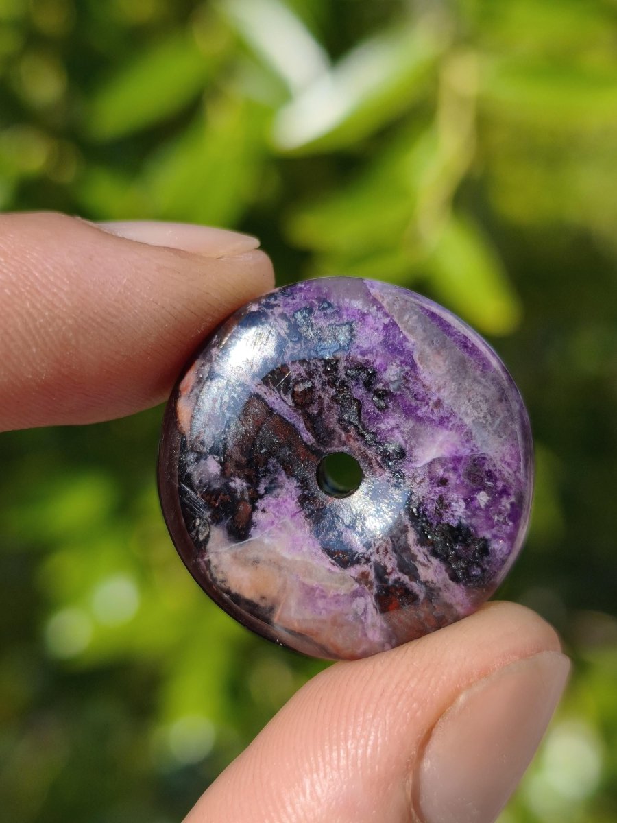 Sugilith Bustamit Kette Donut Edelstein Anhänger Kristall Heilstein Rarität selten Sammler Mineral lila rund Geschenk Mann Frau Er Sie Rar - Art of Nature Berlin