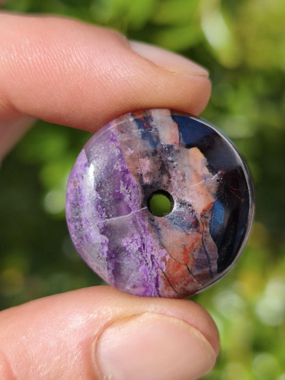 Sugilith Bustamit Kette Donut Edelstein Anhänger Kristall Heilstein Rarität selten Sammler Mineral lila rund Geschenk Mann Frau Er Sie Rar - Art of Nature Berlin