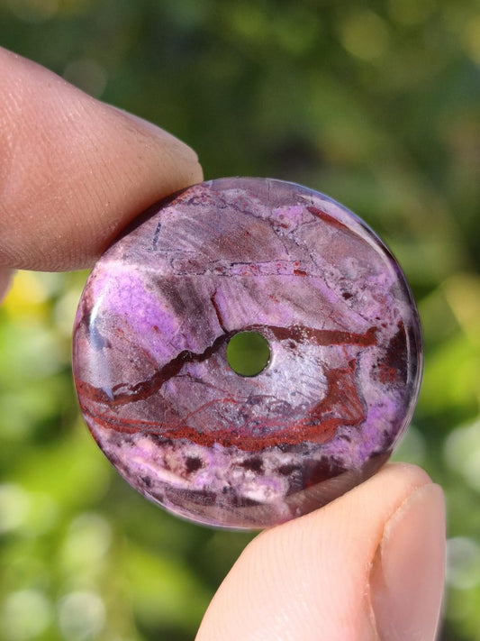 Sugilith Bustamit Kette Donut Edelstein Anhänger Kristall Heilstein Rarität selten Sammler Mineral lila rund Geschenk Mann Frau Er Sie Rar - Art of Nature Berlin