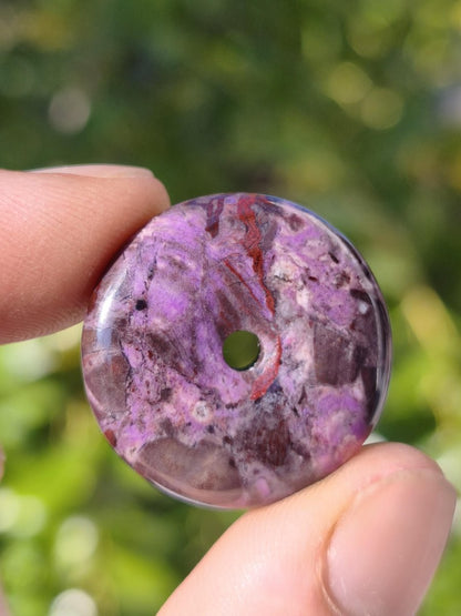 Sugilith Bustamit Kette Donut Edelstein Anhänger Kristall Heilstein Rarität selten Sammler Mineral lila rund Geschenk Mann Frau Er Sie Rar - Art of Nature Berlin