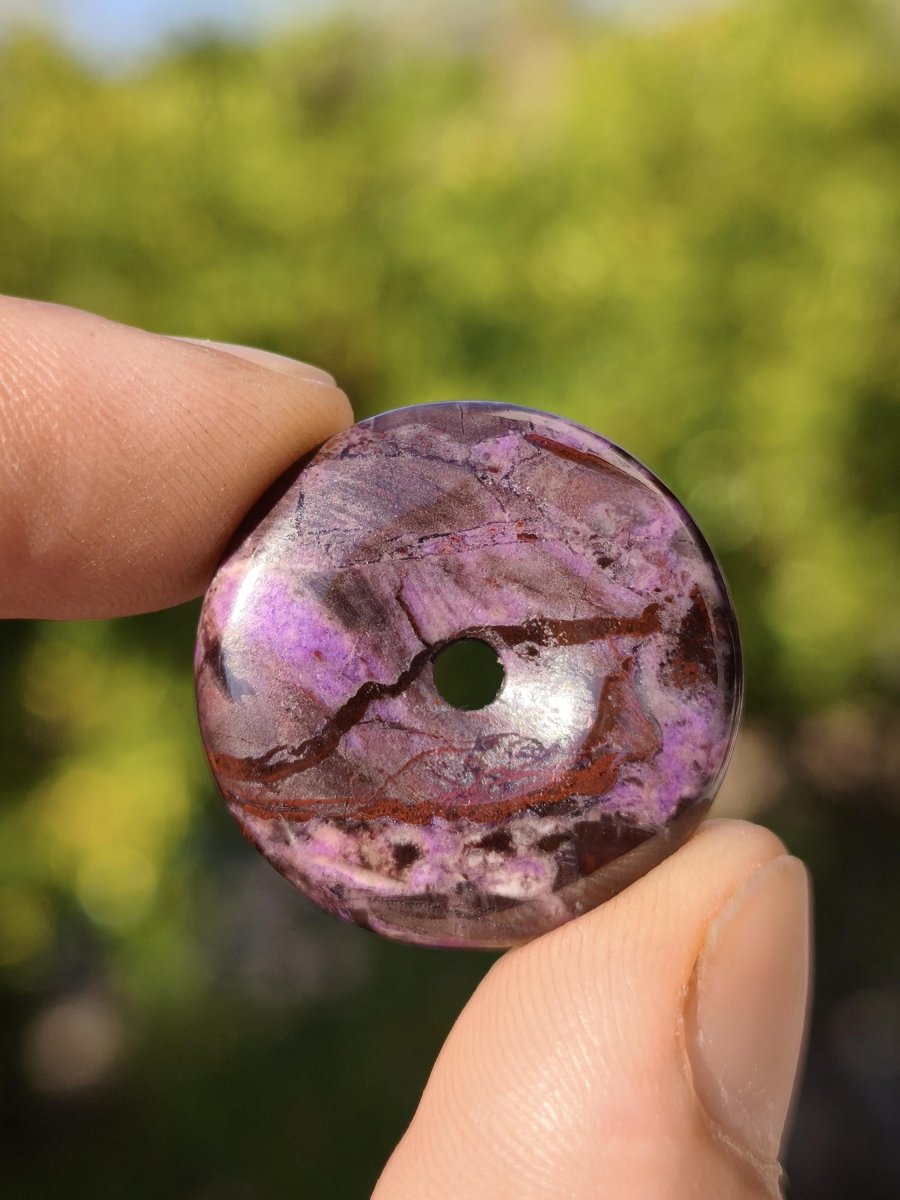 Sugilith Bustamit Kette Donut Edelstein Anhänger Kristall Heilstein Rarität selten Sammler Mineral lila rund Geschenk Mann Frau Er Sie Rar - Art of Nature Berlin