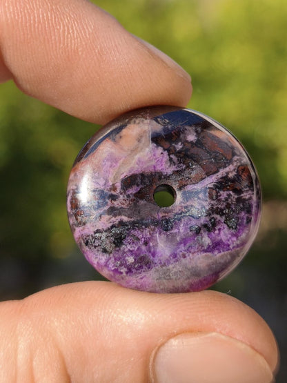 Sugilith Bustamit Kette Donut Edelstein Anhänger Kristall Heilstein Rarität selten Sammler Mineral lila rund Geschenk Mann Frau Er Sie Rar - Art of Nature Berlin