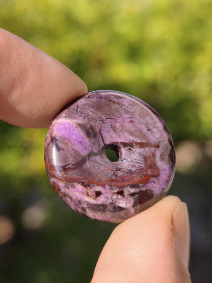 Sugilith Bustamit Kette Donut Edelstein Anhänger Kristall Heilstein Rarität selten Sammler Mineral lila rund Geschenk Mann Frau Er Sie Rar - Art of Nature Berlin