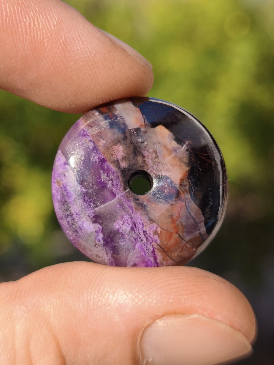 Sugilith Bustamit Kette Donut Edelstein Anhänger Kristall Heilstein Rarität selten Sammler Mineral lila rund Geschenk Mann Frau Er Sie Rar - Art of Nature Berlin