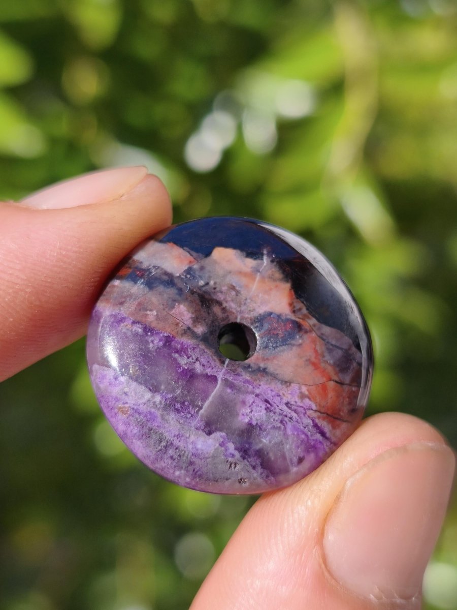 Sugilith Bustamit Kette Donut Edelstein Anhänger Kristall Heilstein Rarität selten Sammler Mineral lila rund Geschenk Mann Frau Er Sie Rar - Art of Nature Berlin