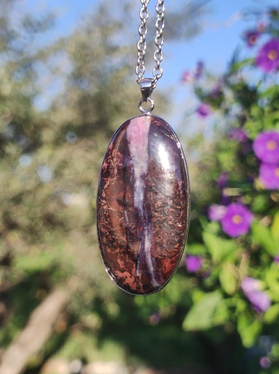 Sugilith + Bustamit & Richterit - inkl. 925 Silber Fassung lila Edelstein Kette Natur Heilstein Seltene Rarität Mann Frau Er Sie Geschenk - Art of Nature Berlin