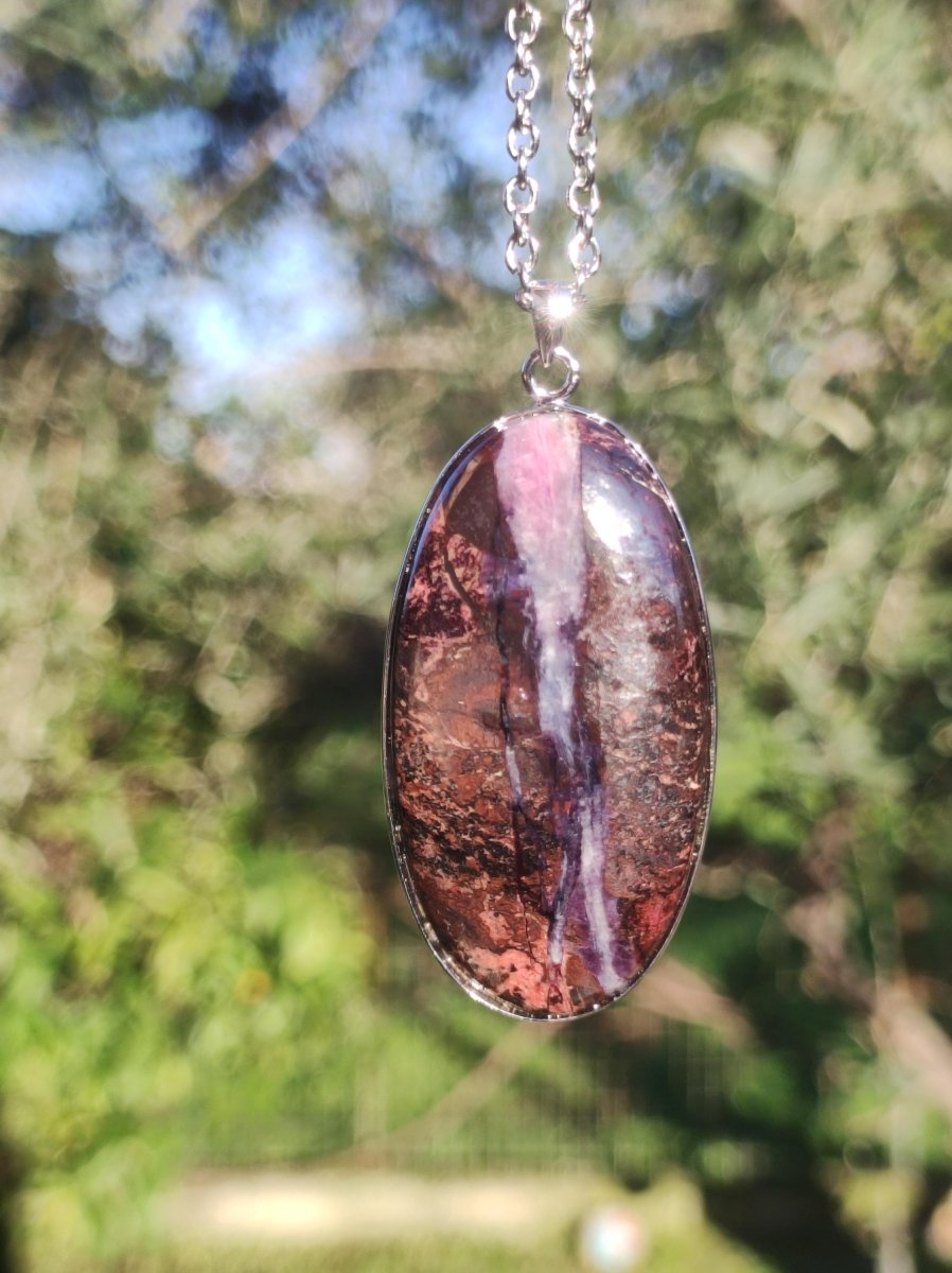 Sugilith + Bustamit & Richterit - inkl. 925 Silber Fassung lila Edelstein Kette Natur Heilstein Seltene Rarität Mann Frau Er Sie Geschenk - Art of Nature Berlin