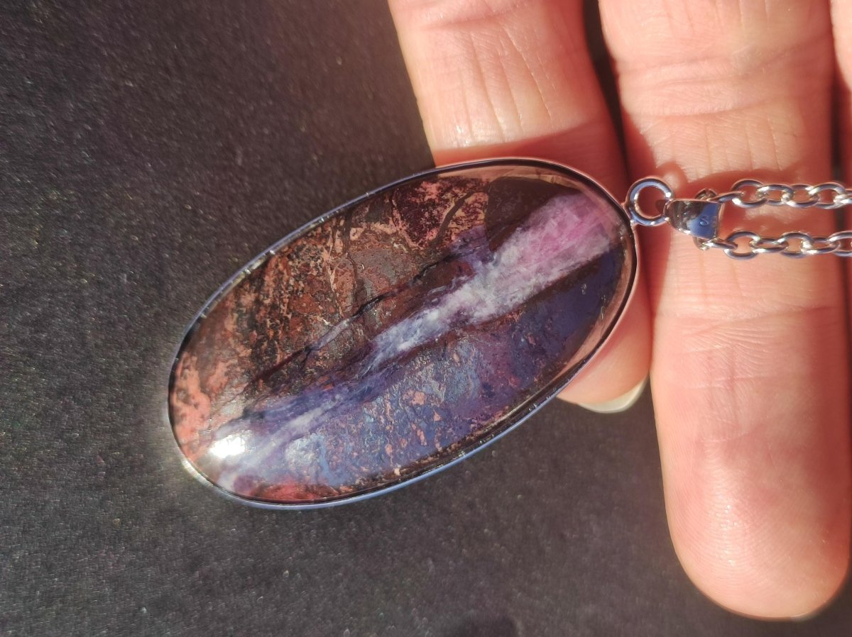 Sugilith + Bustamit & Richterit - inkl. 925 Silber Fassung lila Edelstein Kette Natur Heilstein Seltene Rarität Mann Frau Er Sie Geschenk - Art of Nature Berlin