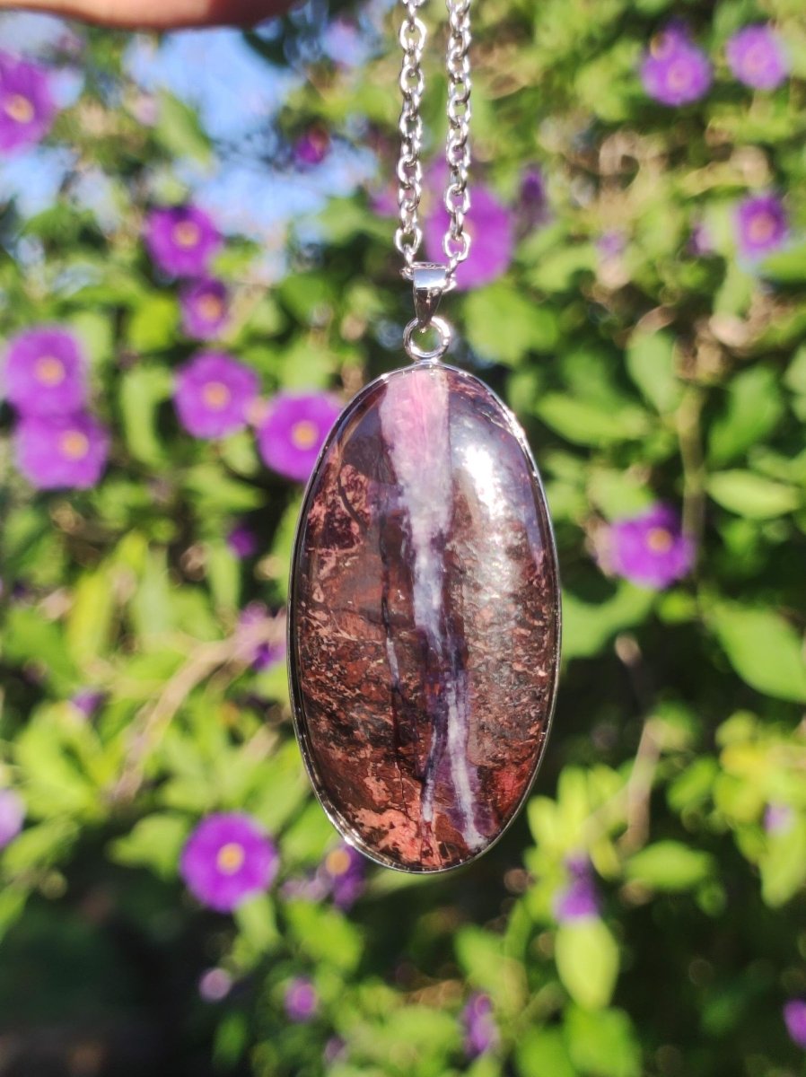 Sugilith + Bustamit & Richterit - inkl. 925 Silber Fassung lila Edelstein Kette Natur Heilstein Seltene Rarität Mann Frau Er Sie Geschenk - Art of Nature Berlin