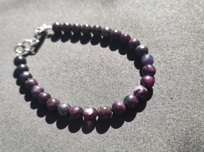 Sugilith Bustamit Richterit Sugilite Edelstein Armband Perlen Heilstein Energie Natur Echt Rarität Selten Schmuck Frau Mann Er Sie Mutter - Art of Nature Berlin