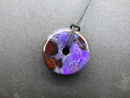 Sugilith Bustamit Schutz Donut Edelstein Kristall Heilstein Rarität Selten Sammler lila blau Anhänger Geschenk Frau Er Sie Halschakra - Art of Nature Berlin