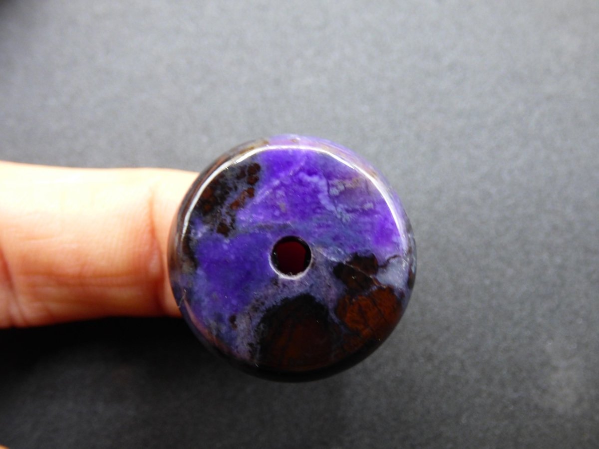 Sugilith Bustamit Schutz Donut Edelstein Kristall Heilstein Rarität Selten Sammler lila blau Anhänger Geschenk Frau Er Sie Halschakra - Art of Nature Berlin