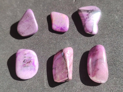 Sugilith ~ Dekostein Heilstein Meditation Energie Edelstein Trommelstein Kristall Mineral Energie Lila pink Investition Wertanlage Natürlich - Art of Nature Berlin