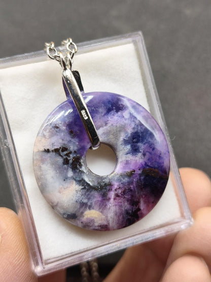 Sugilith Edelstein Kette 925 Sterling Silber Mineral Sammler Natur Heilstein Rarität Sugilite Energie AAA Meditation Selten Schutz Donut - Art of Nature Berlin