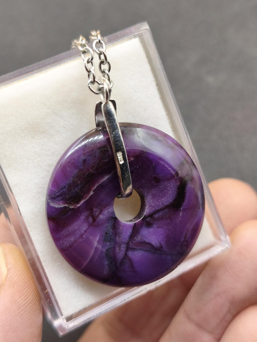Sugilith Edelstein Kette 925 Sterling Silber Mineral Sammler Natur Heilstein Rarität Sugilite Energie AAA Meditation Selten Schutz Donut - Art of Nature Berlin