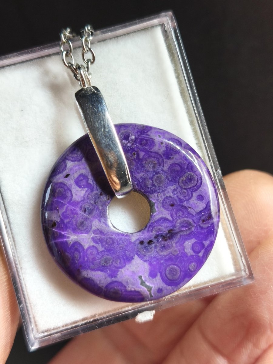 Sugilith Edelstein Kette 925 Sterling Silber Mineral Sammler Natur Heilstein Rarität Sugilite Energie AAA Meditation Selten Schutz Donut - Art of Nature Berlin