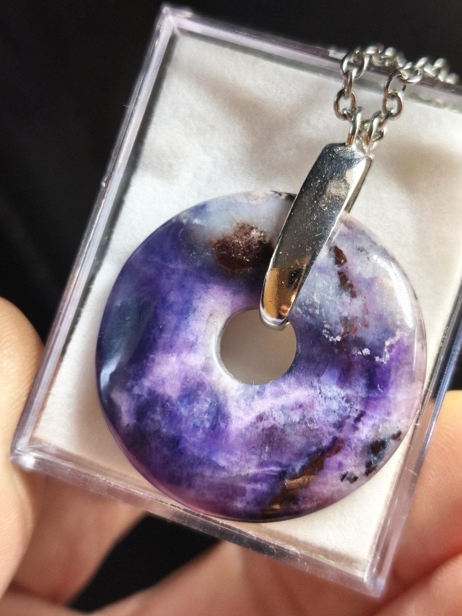 Sugilith Edelstein Kette 925 Sterling Silber Mineral Sammler Natur Heilstein Rarität Sugilite Energie AAA Meditation Selten Schutz Donut - Art of Nature Berlin