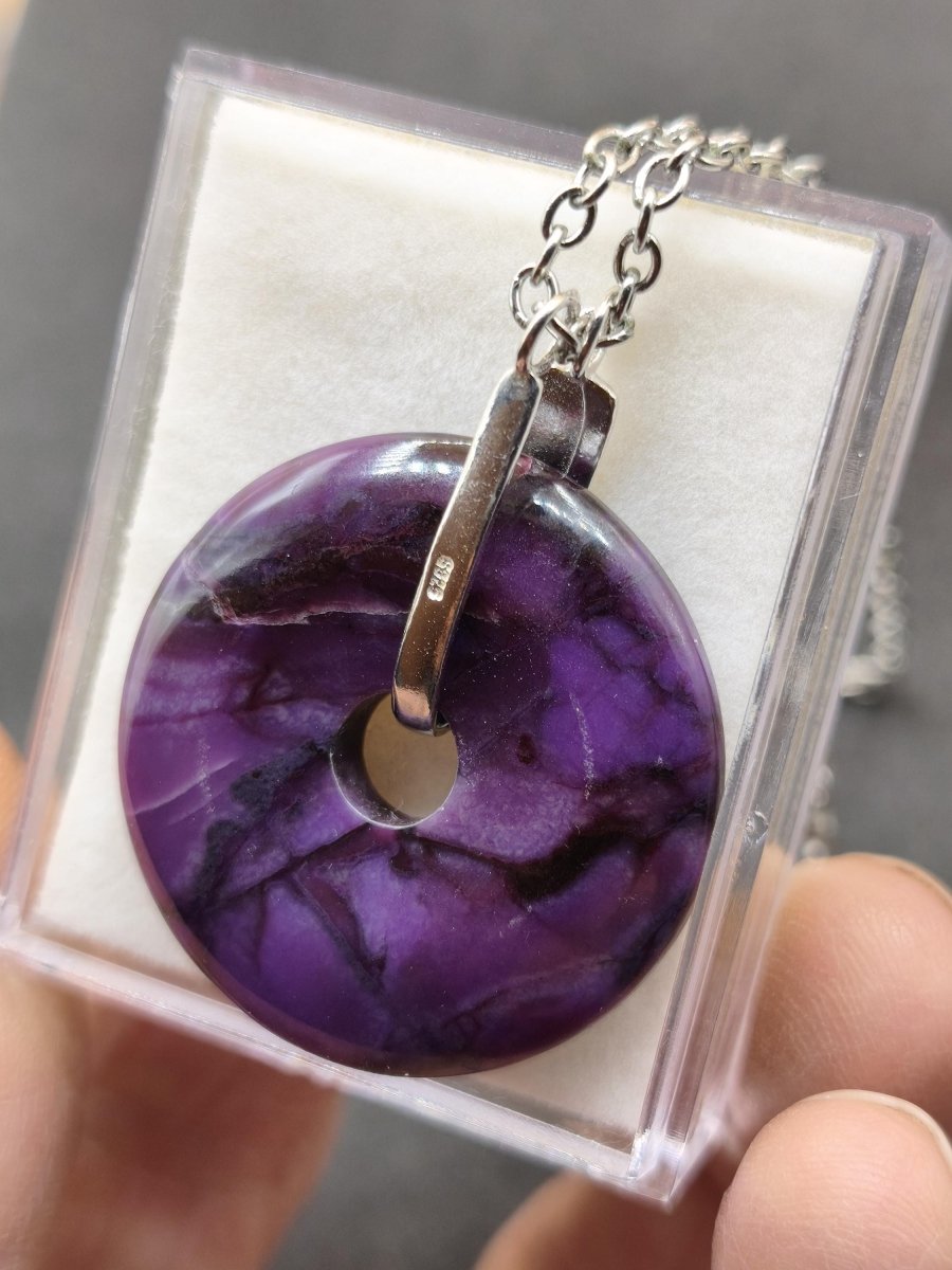 Sugilith Edelstein Kette 925 Sterling Silber Mineral Sammler Natur Heilstein Rarität Sugilite Energie AAA Meditation Selten Schutz Donut - Art of Nature Berlin