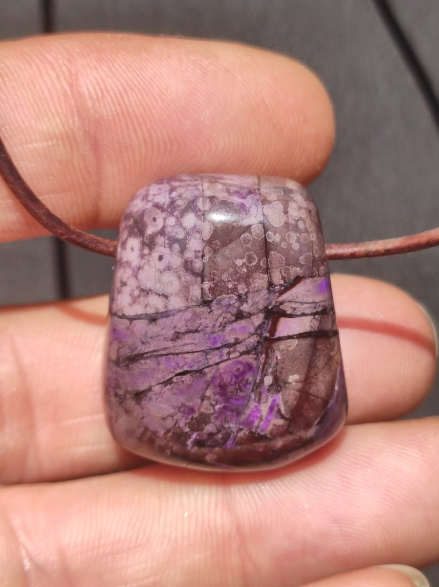 Sugilith Edelstein Kette Kristall Heilstein Rarität Selten Sammler Sugilite lila Anhänger echt rund Geschenk Mann Frau Er Sie Freund violet - Art of Nature Berlin