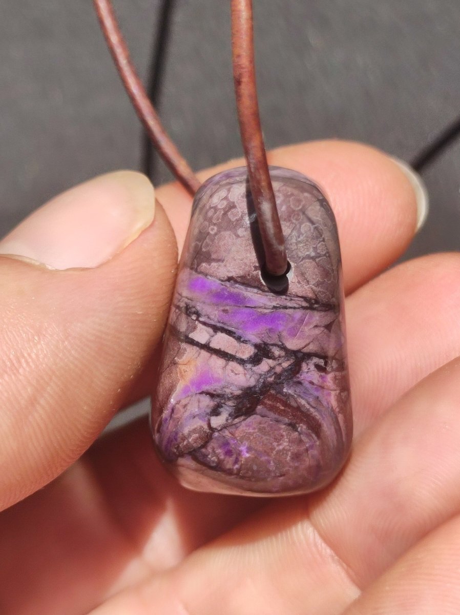 Sugilith Edelstein Kette Kristall Heilstein Rarität Selten Sammler Sugilite lila Anhänger echt rund Geschenk Mann Frau Er Sie Freund violet - Art of Nature Berlin