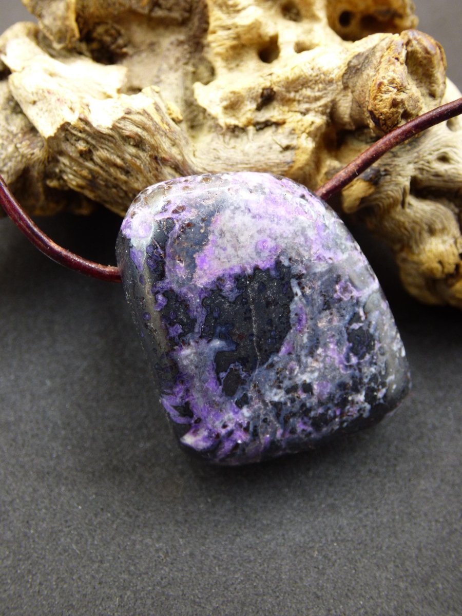 Sugilith Edelstein Kette selten Rarität Ethno Nature Heilstein Geschenk Weihnachten Er Sie Mann Frau Sammler lila Sugilite Wertanlage - Art of Nature Berlin