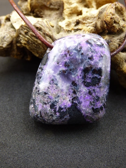 Sugilith Edelstein Kette selten Rarität Ethno Nature Heilstein Geschenk Weihnachten Er Sie Mann Frau Sammler lila Sugilite Wertanlage - Art of Nature Berlin