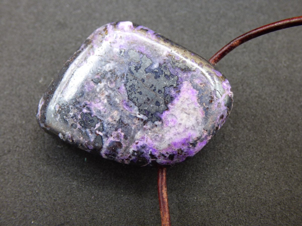 Sugilith Edelstein Kette selten Rarität Ethno Nature Heilstein Geschenk Weihnachten Er Sie Mann Frau Sammler lila Sugilite Wertanlage - Art of Nature Berlin