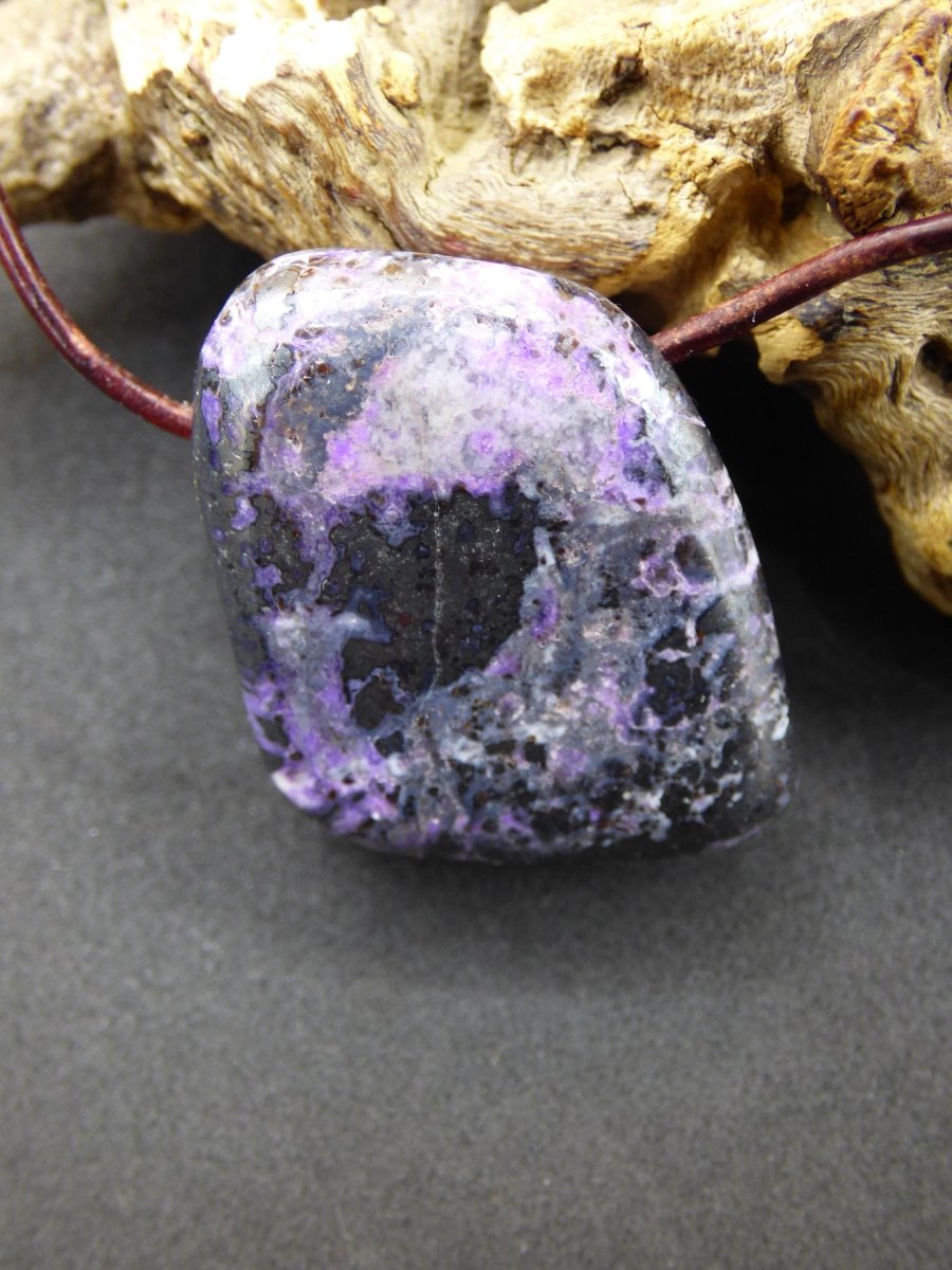 Sugilith Edelstein Kette selten Rarität Ethno Nature Heilstein Geschenk Weihnachten Er Sie Mann Frau Sammler lila Sugilite Wertanlage - Art of Nature Berlin