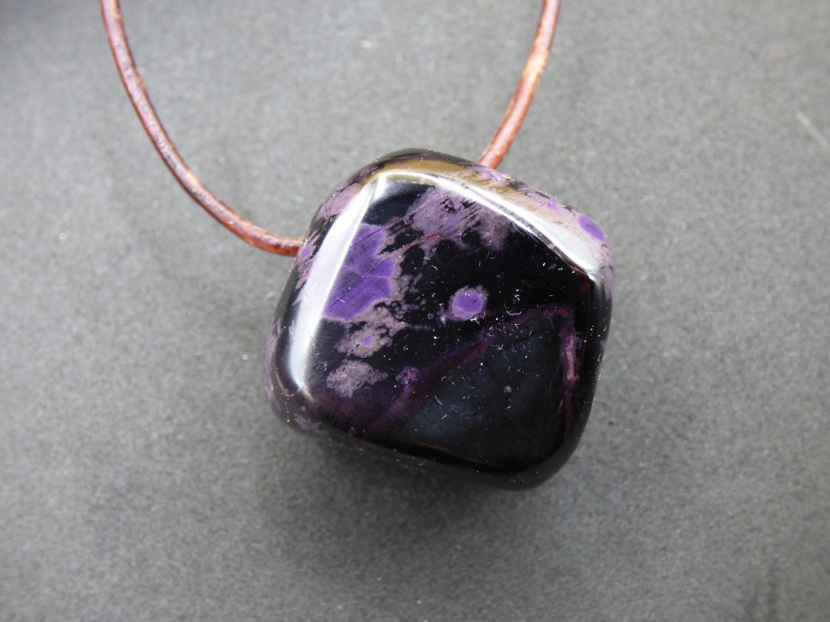 Sugilith Edelstein Kette selten Rarität Ethno Nature Heilstein Geschenk Weihnachten Er Sie Mann Frau Sammler lila Sugilite Wertanlage - Art of Nature Berlin