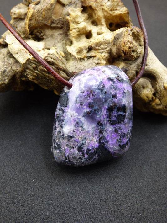Sugilith Edelstein Kette selten Rarität Ethno Nature Heilstein Geschenk Weihnachten Er Sie Mann Frau Sammler lila Sugilite Wertanlage - Art of Nature Berlin