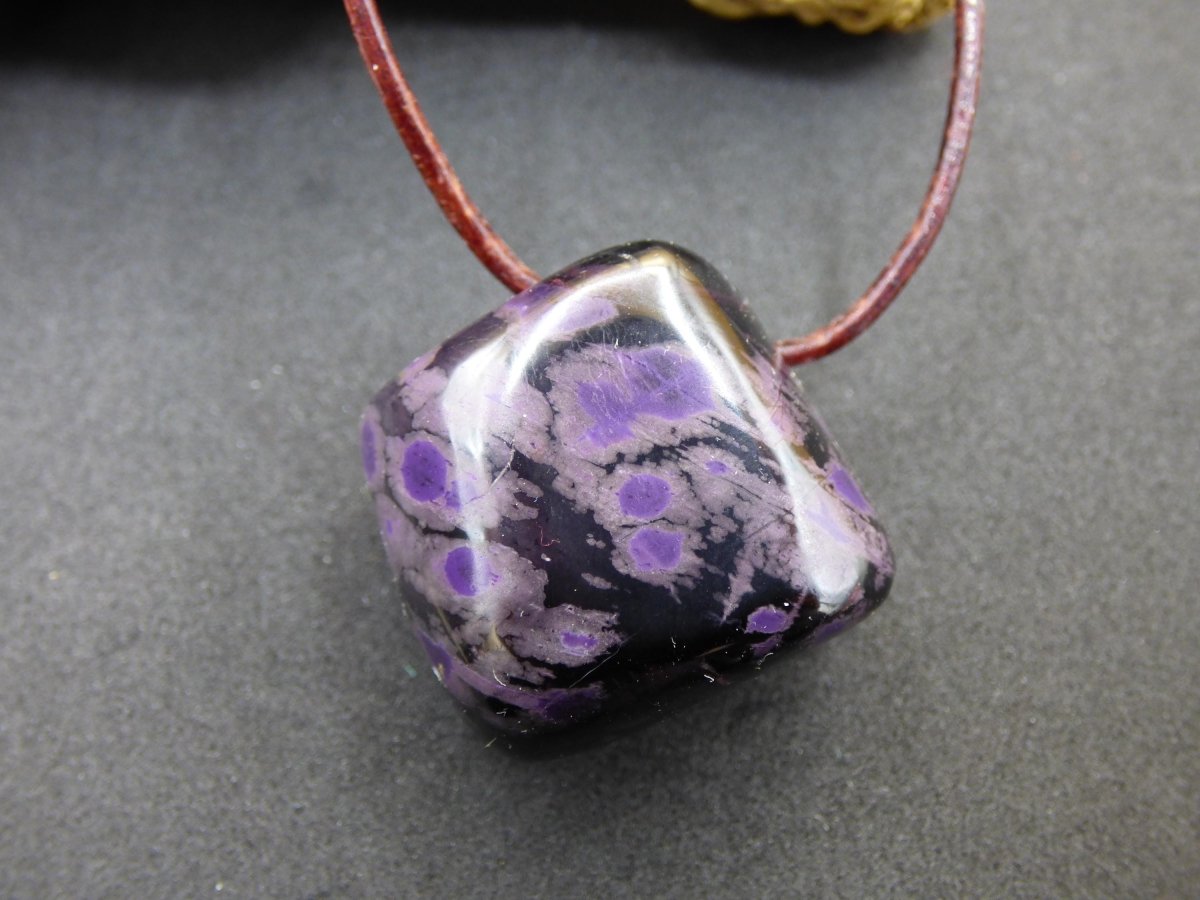 Sugilith Edelstein Kette selten Rarität Ethno Nature Heilstein Geschenk Weihnachten Er Sie Mann Frau Sammler lila Sugilite Wertanlage - Art of Nature Berlin