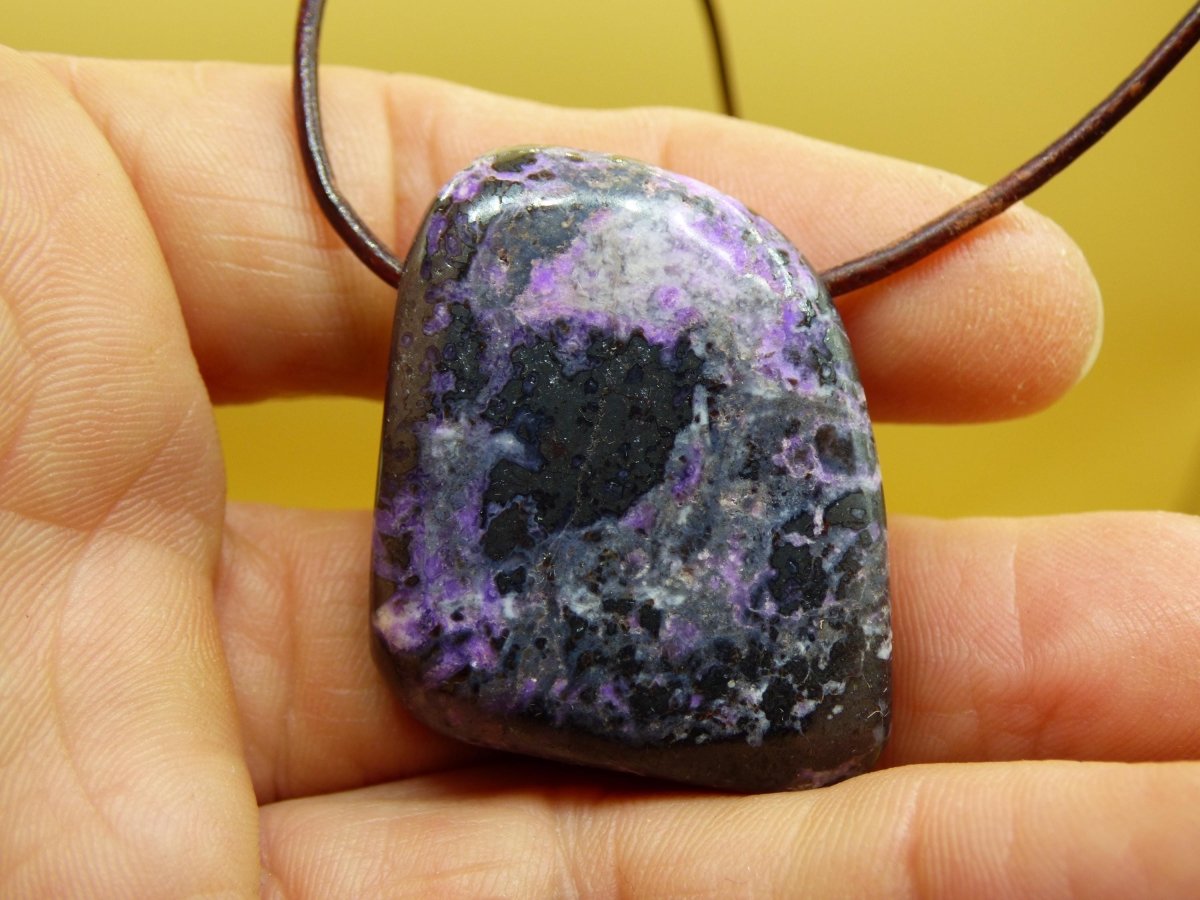 Sugilith Edelstein Kette selten Rarität Ethno Nature Heilstein Geschenk Weihnachten Er Sie Mann Frau Sammler lila Sugilite Wertanlage - Art of Nature Berlin