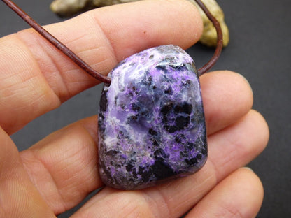 Sugilith Edelstein Kette selten Rarität Ethno Nature Heilstein Geschenk Weihnachten Er Sie Mann Frau Sammler lila Sugilite Wertanlage - Art of Nature Berlin