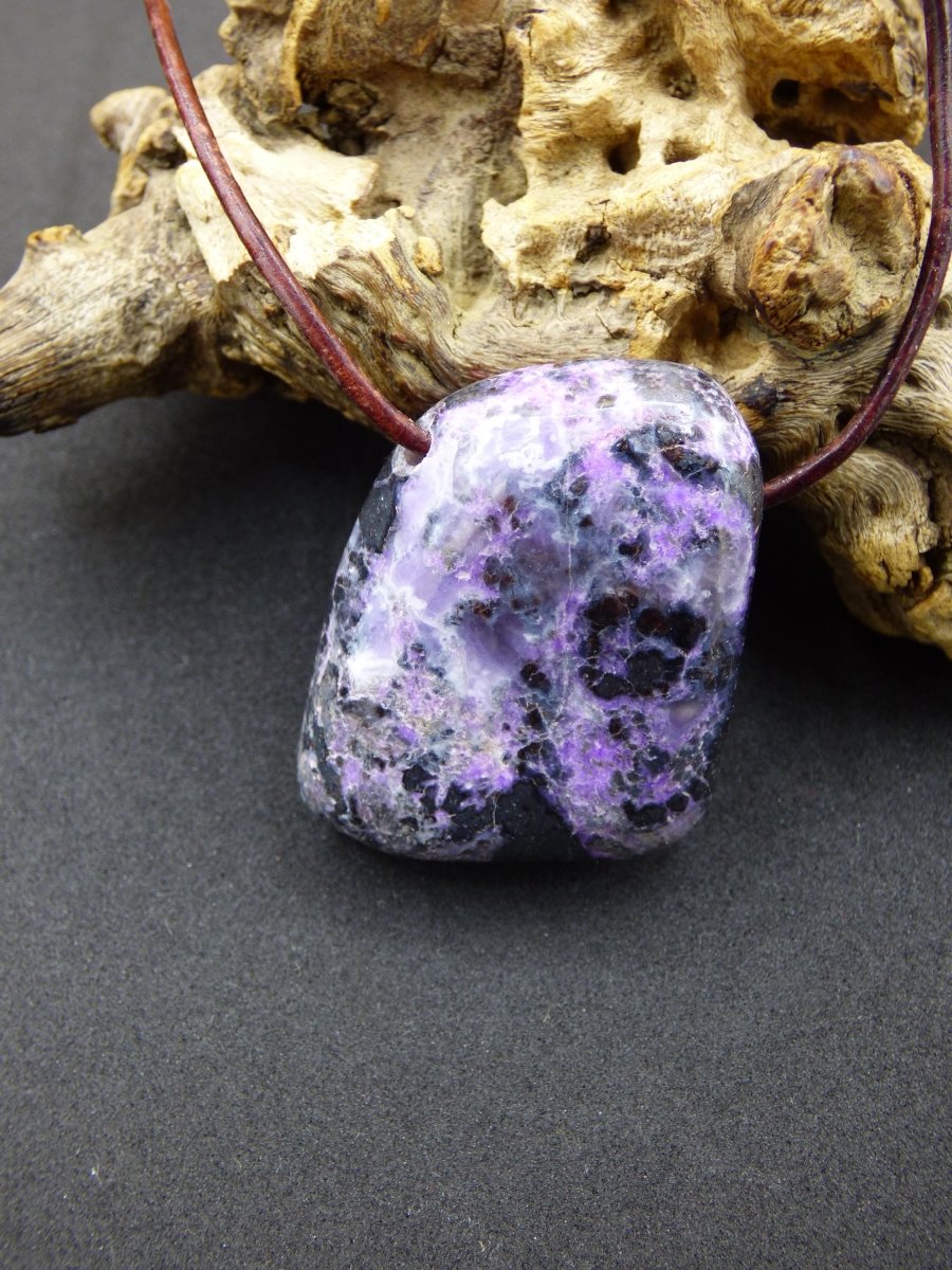 Sugilith Edelstein Kette selten Rarität Ethno Nature Heilstein Geschenk Weihnachten Er Sie Mann Frau Sammler lila Sugilite Wertanlage - Art of Nature Berlin