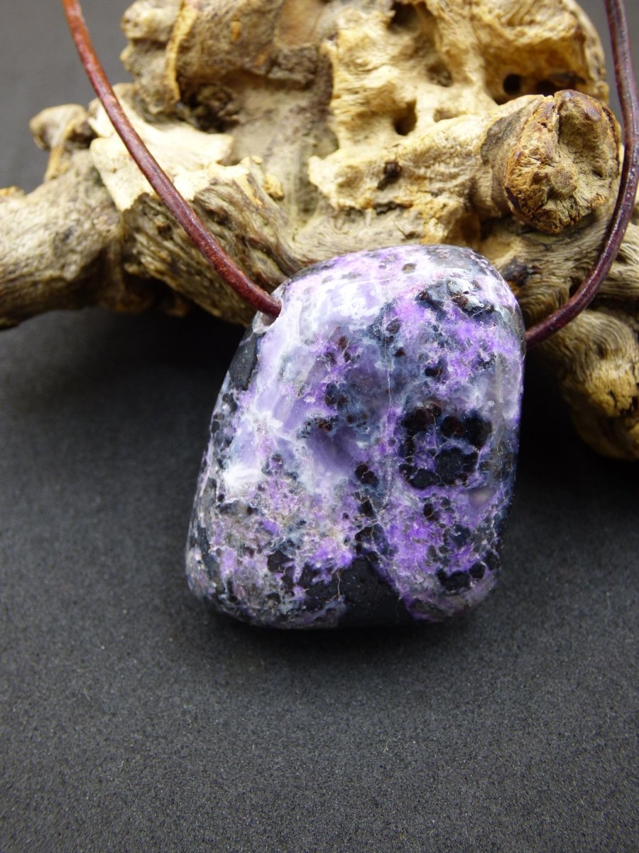 Sugilith Edelstein Kette selten Rarität Ethno Nature Heilstein Geschenk Weihnachten Er Sie Mann Frau Sammler lila Sugilite Wertanlage - Art of Nature Berlin