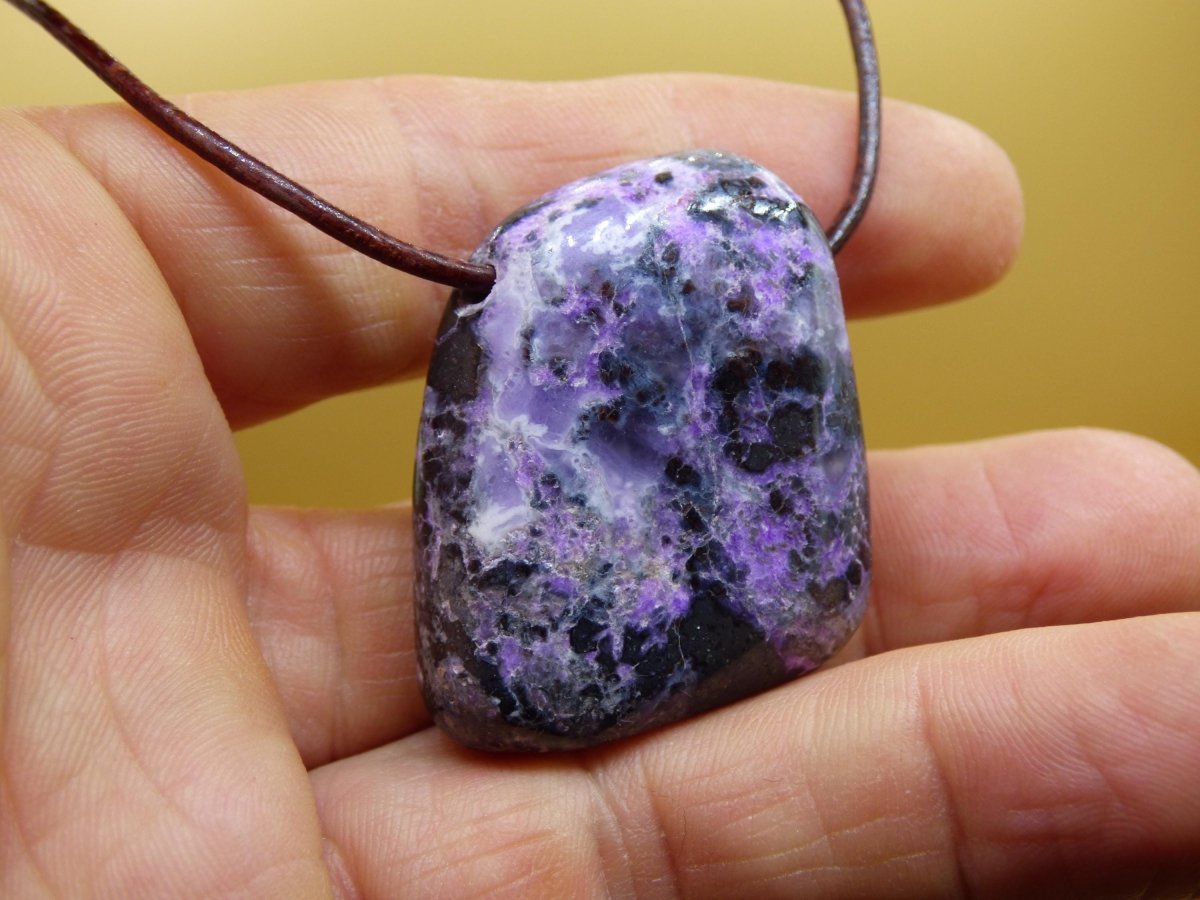 Sugilith Edelstein Kette selten Rarität Ethno Nature Heilstein Geschenk Weihnachten Er Sie Mann Frau Sammler lila Sugilite Wertanlage - Art of Nature Berlin