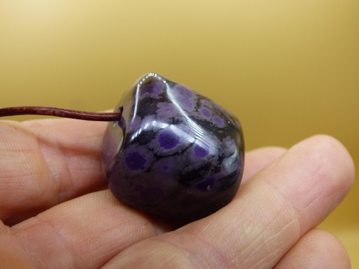 Sugilith Edelstein Kette selten Rarität Ethno Nature Heilstein Geschenk Weihnachten Er Sie Mann Frau Sammler lila Sugilite Wertanlage - Art of Nature Berlin