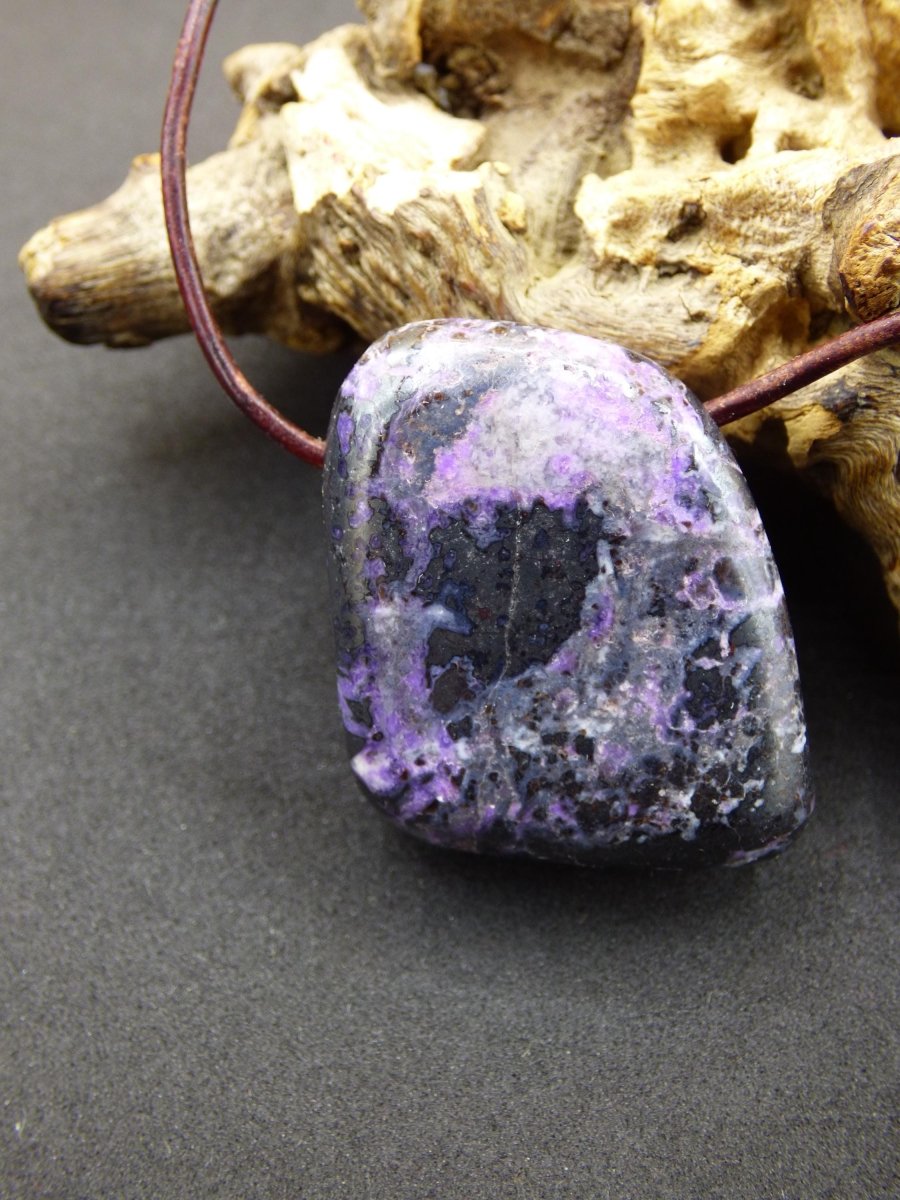 Sugilith Edelstein Kette selten Rarität Ethno Nature Heilstein Geschenk Weihnachten Er Sie Mann Frau Sammler lila Sugilite Wertanlage - Art of Nature Berlin