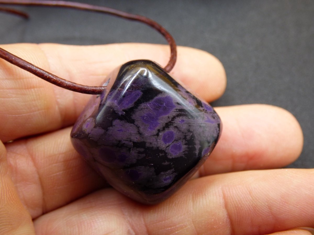 Sugilith Edelstein Kette selten Rarität Ethno Nature Heilstein Geschenk Weihnachten Er Sie Mann Frau Sammler lila Sugilite Wertanlage - Art of Nature Berlin