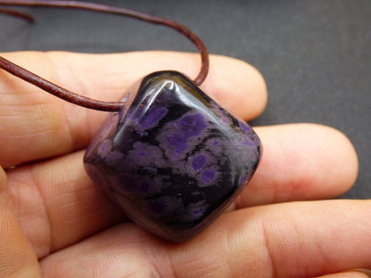 Sugilith Edelstein Kette selten Rarität Ethno Nature Heilstein Geschenk Weihnachten Er Sie Mann Frau Sammler lila Sugilite Wertanlage - Art of Nature Berlin