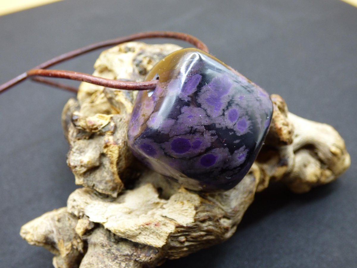 Sugilith Edelstein Kette selten Rarität Ethno Nature Heilstein Geschenk Weihnachten Er Sie Mann Frau Sammler lila Sugilite Wertanlage - Art of Nature Berlin