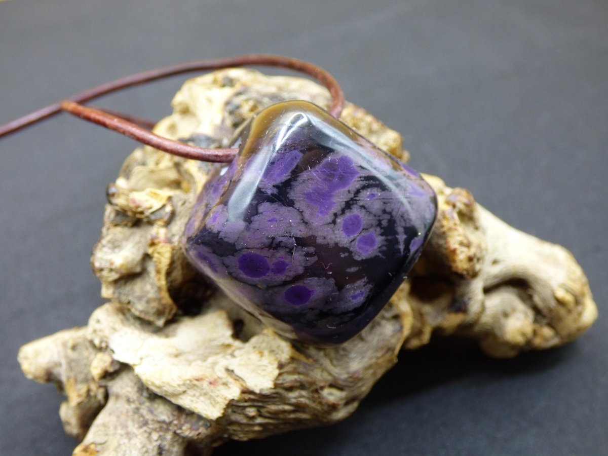 Sugilith Edelstein Kette selten Rarität Ethno Nature Heilstein Geschenk Weihnachten Er Sie Mann Frau Sammler lila Sugilite Wertanlage - Art of Nature Berlin