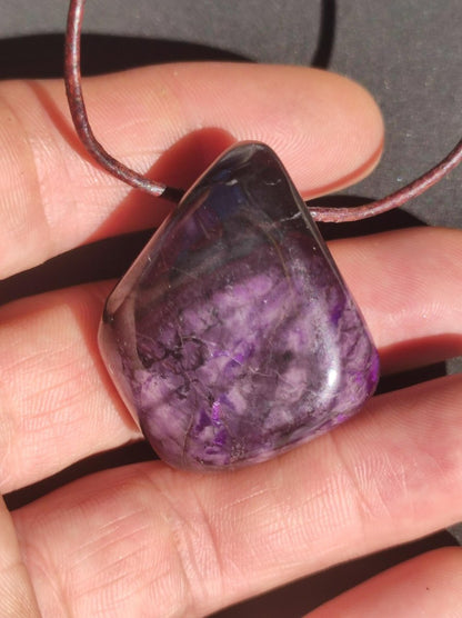 Sugilith Edelstein Kette selten Rarität HIPPIE GOA Boho Ethno Nature Heilstein Sammler Wertanlage lila Sugilite - Art of Nature Berlin