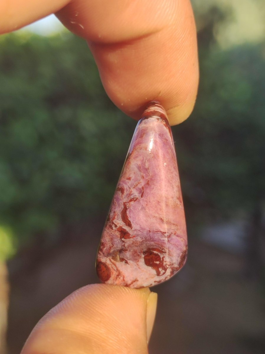 Sugilith "Gel" + Bustamit - Sammler Deko Heilstein lila Handschmeichler Rarität Meditation Energie Edelstein Kristall Wert Natürlich Unikat - Art of Nature Berlin