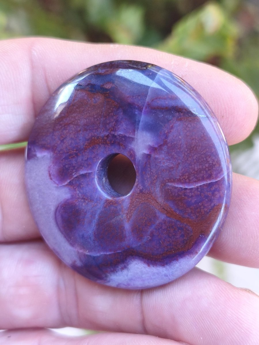 Sugilith Gel Richterit AAA Kette 90s Vintage Donut Edelstein Kristall Rarität Selten Sammler lila Anhänger rund Geschenk Mann Frau Er Sie - Art of Nature Berlin