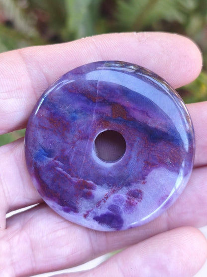 Sugilith Gel Richterit AAA Kette 90s Vintage Donut Edelstein Kristall Rarität Selten Sammler lila Anhänger rund Geschenk Mann Frau Er Sie - Art of Nature Berlin