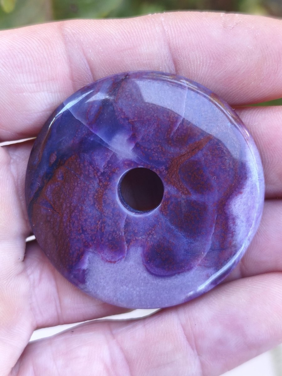 Sugilith Gel Richterit AAA Kette 90s Vintage Donut Edelstein Kristall Rarität Selten Sammler lila Anhänger rund Geschenk Mann Frau Er Sie - Art of Nature Berlin