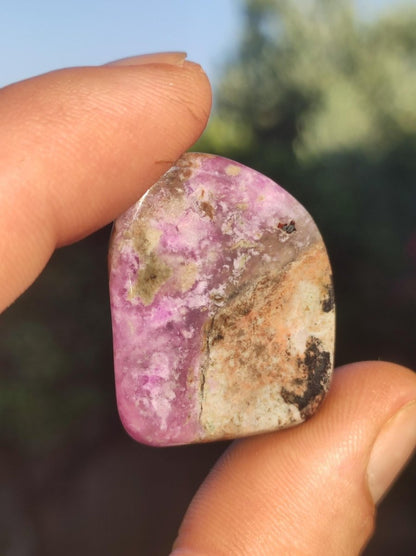 Sugilith "Gel" - Sammler Deko Heilstein lila Handschmeichler Rarität Meditation Energie Edelstein Kristall Wertanlage Natürlich Unikat - Art of Nature Berlin